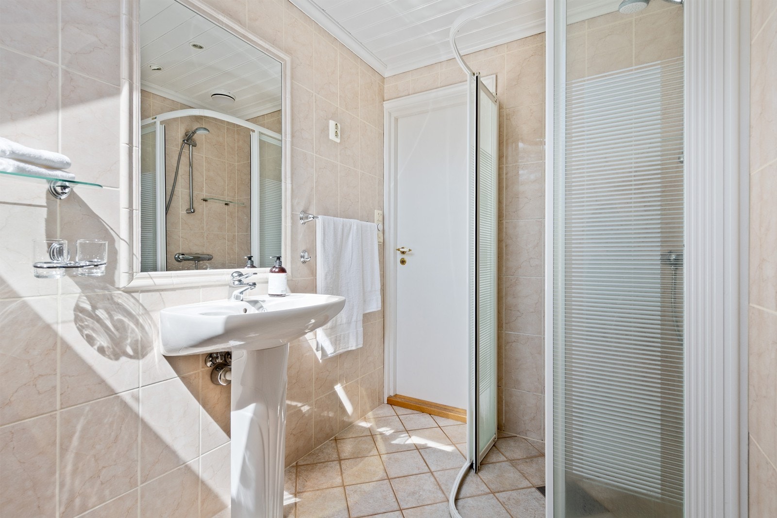 Et helt greit bad med mye plass Galleribilde