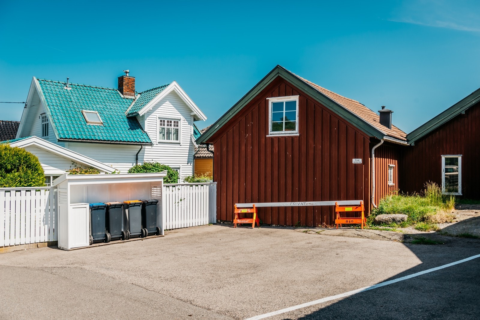 Stor gårdsplass med plass til 3 biler, tomta har eget gårds og bruksnummer Galleribilde