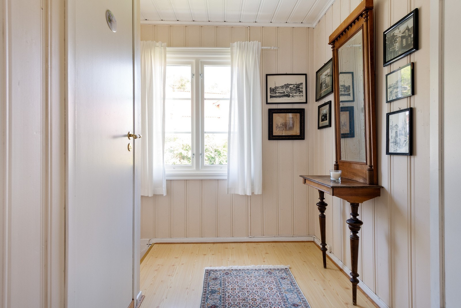 Lys i alle ender gjør denne etasjen meget trivelig Galleribilde