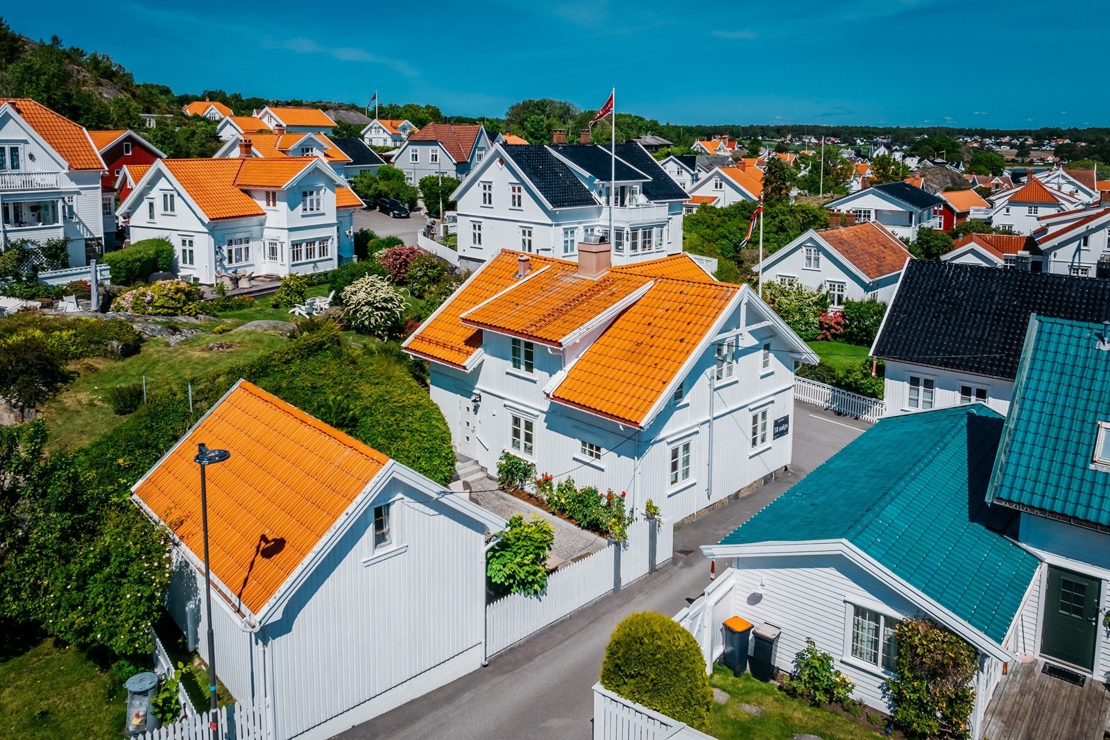 I en av de trangeste og roligste gatene har man porten sin Galleribilde