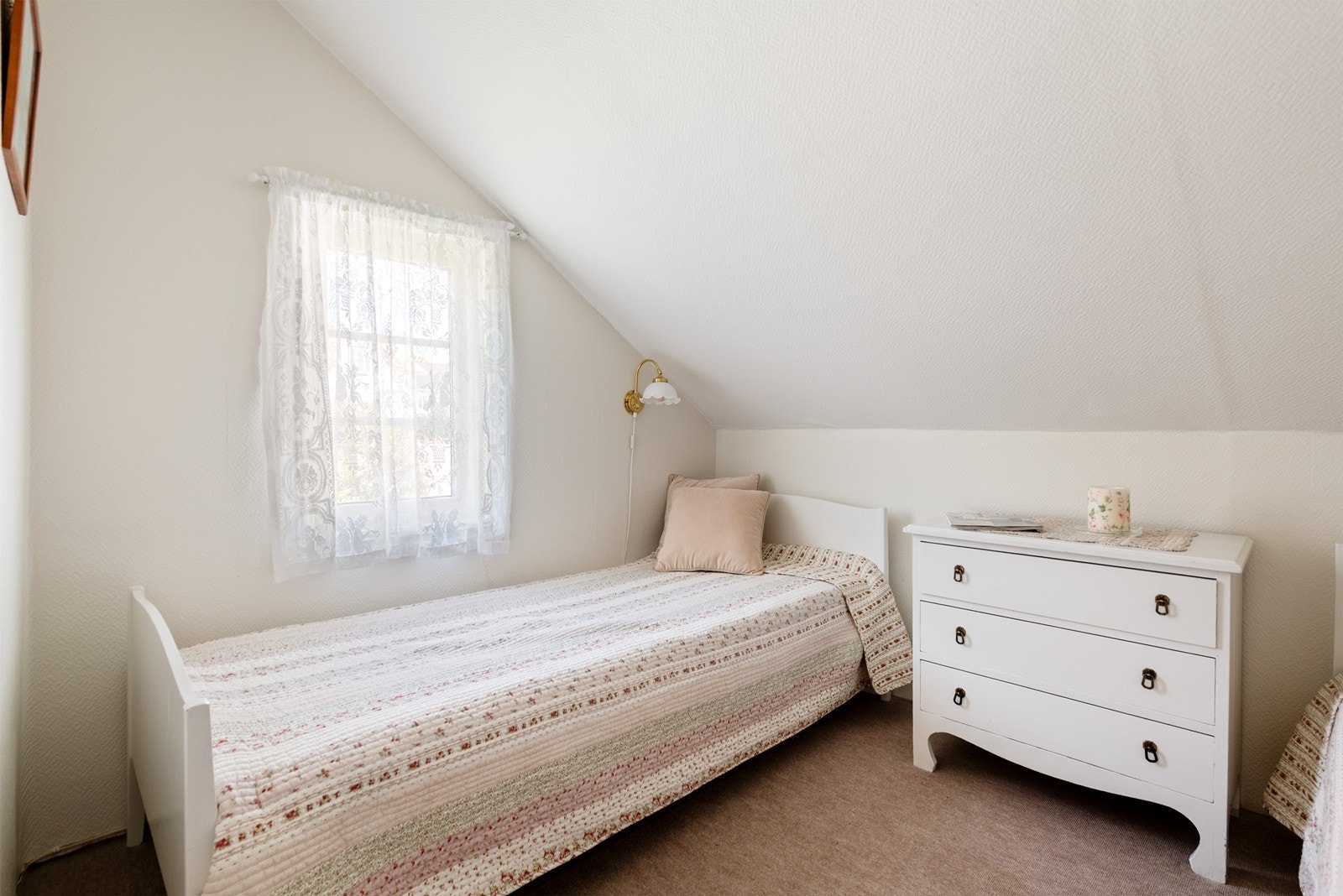 Soverommet her har 2 enkelsenger og en følelse at Kjell og Valborg snart kommer og legger seg. Skinnveska får han henge i gangen Galleribilde