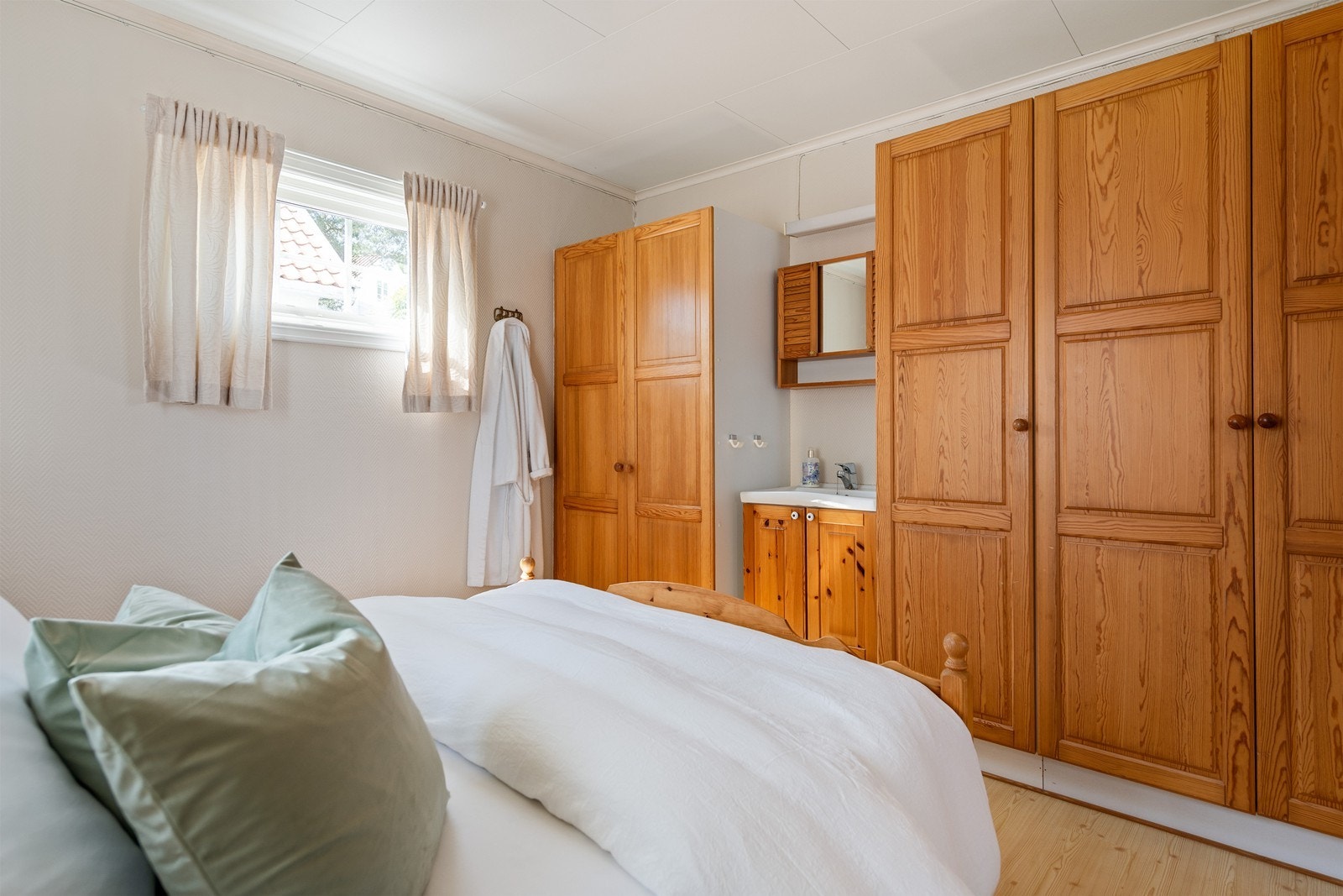 Et snev av gamledager med servant inne på soverommet Galleribilde