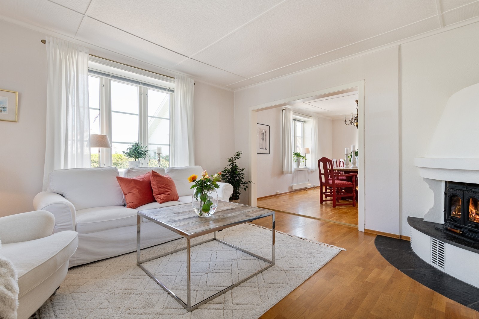 En flott stue med maritimt tilsnitt. En peis setter stemningen på de kalde dagene Galleribilde