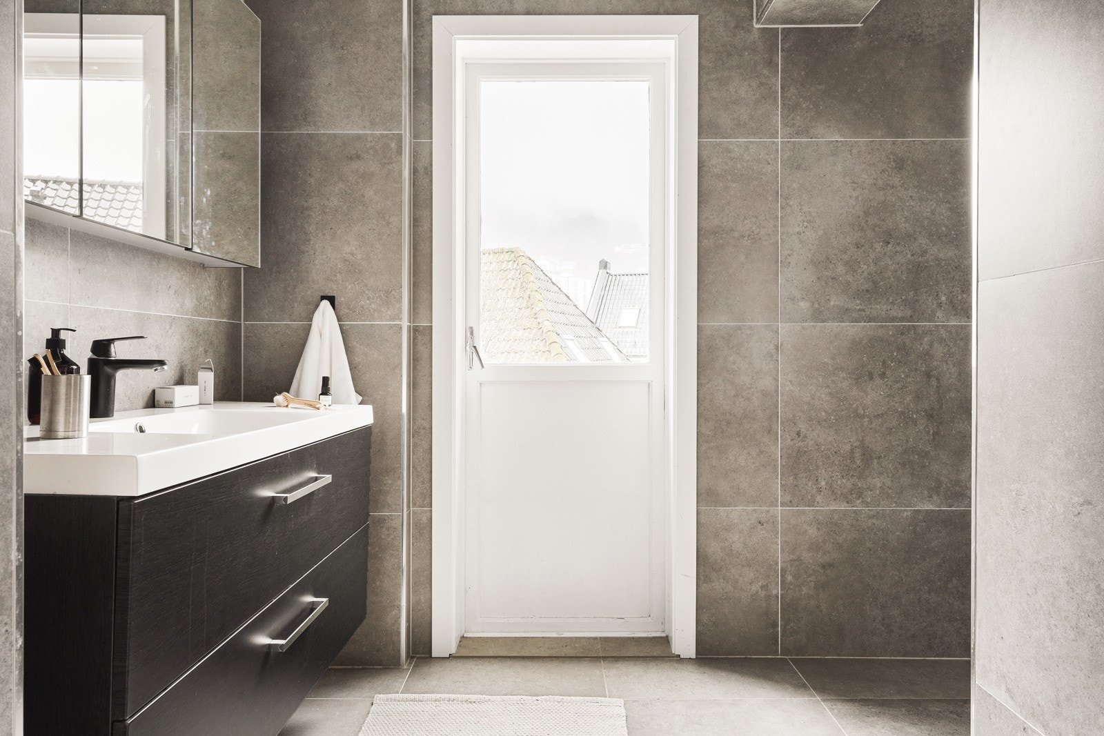 Begge bad er svært delikat og har store eksklusive fliser på gulv og vegger. Galleribilde