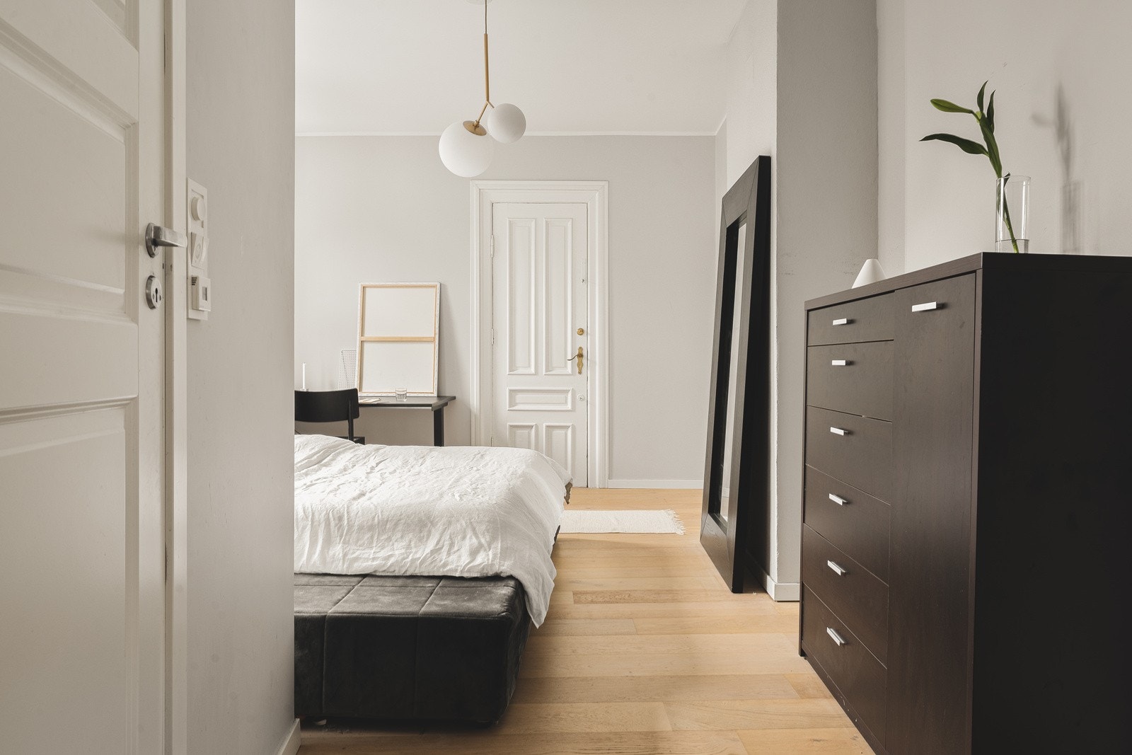 Her er det god plass til oppbevaring av klær i walk-in closet, og en stor dobbeltseng Galleribilde