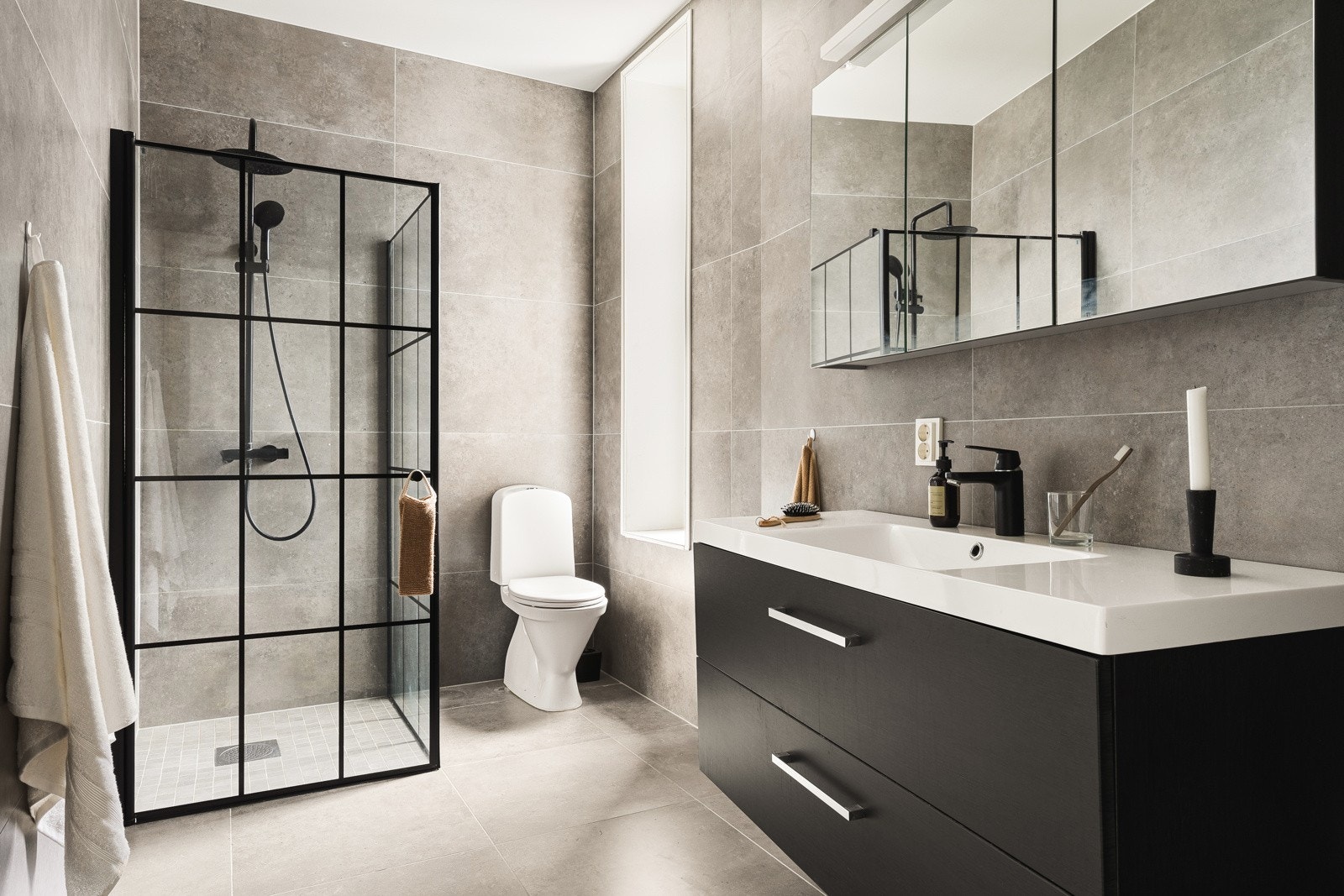 Badet tilknyttet hovedsoverommet inneholder dusj med glassvegger, toalett, baderomsinnredning med rikelig lagringsplass. Galleribilde