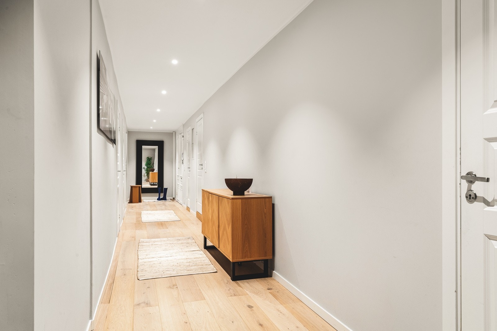 På gulvet finner du en flott 1-stavs parkett som er gjennomgående for leiligheten foruten bad. Galleribilde