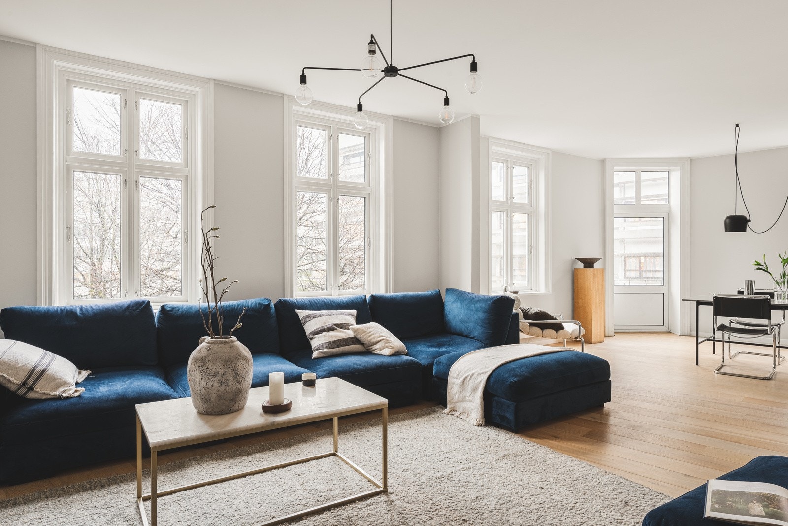 Stuen har huset utallige 17. mai-frokoster og sene middager - nyt det urbane livet i en nydelig bygårdsleilighet! Galleribilde