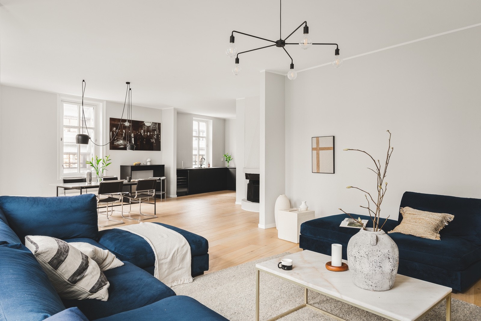 Hit får man lyst å invitere både venner og familie til hyggelig samvær. Stuen er lys og åpen med svært god takhøyde. Galleribilde