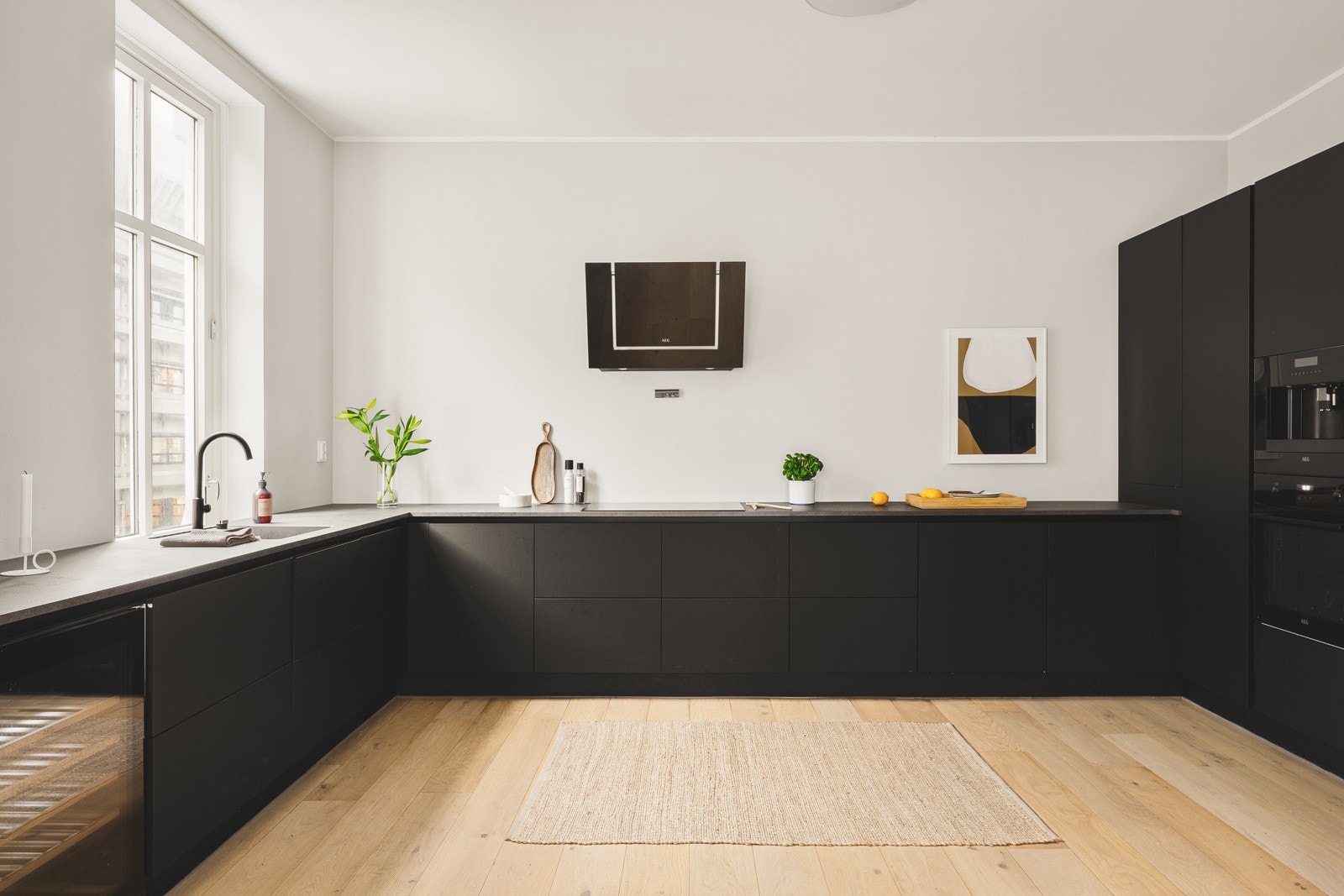 Her finner du hvitevarer fra kvalitetsmerket HTH, av disse kan kjøkkenet by på: Stekeovn, micro, oppvaskmaskin, induksjonstopp, ventilator, kjøleskap m/frysedel og vinskap som setter prikken over i'en på et ellers så innholdsrikt kjøkken. Galleribilde