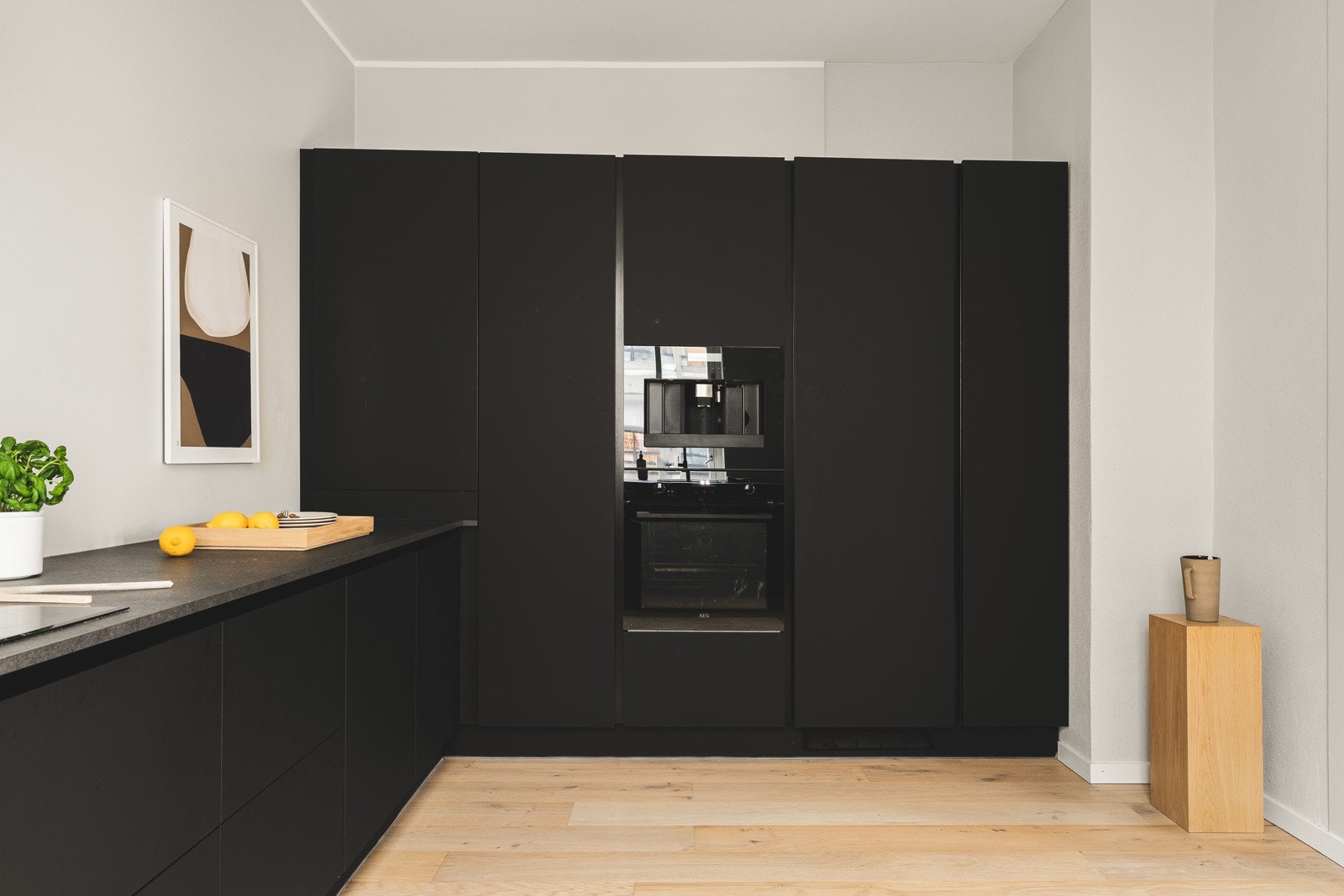 Lagringsplass og benkeplass er noe du ikke vil komme kort til her. Innredningen består av slette fronter, benkeplate og en nedfletvask av kompositt. Galleribilde