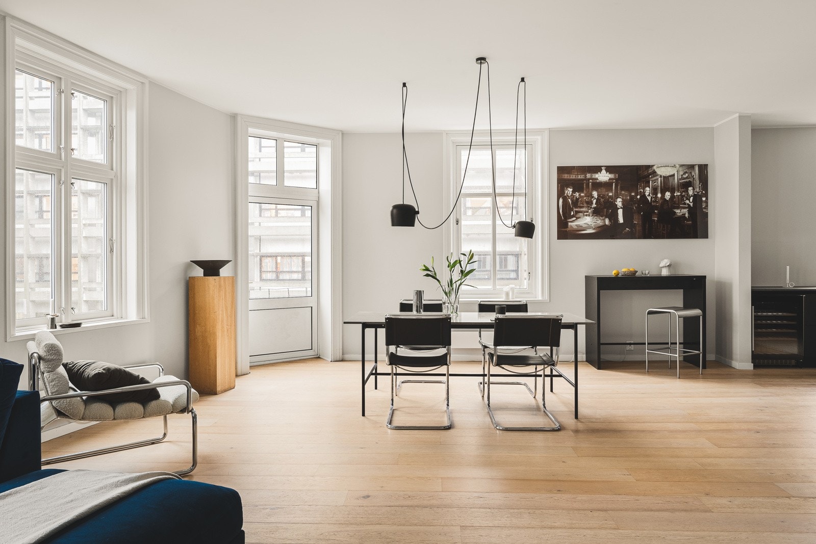 Stue og kjøkken er en stor og sosial sone som gir en fin samlingsplass i hverdagen. Rommets utforming sørger for god plass og kan enkelt romme både to og tre møbelgrupper. Galleribilde