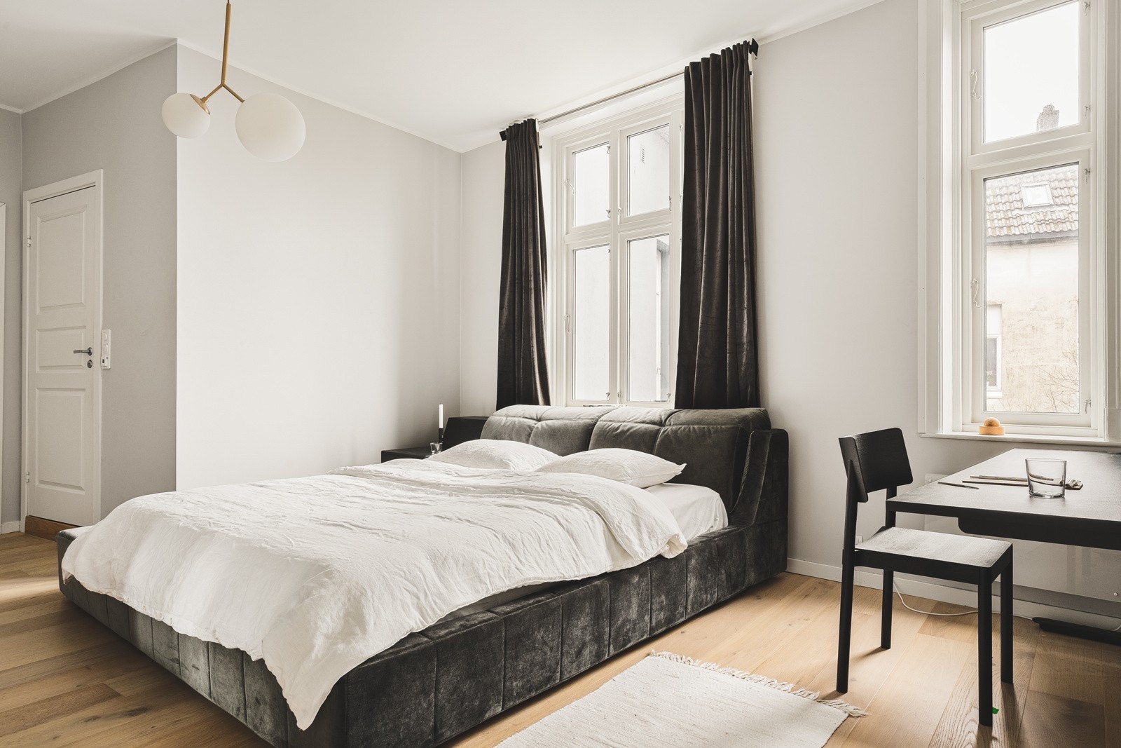 Hovedsoverommet er malt i lyse farger, og har det samme flotte tregulvet som resten av leiligheten. Galleribilde