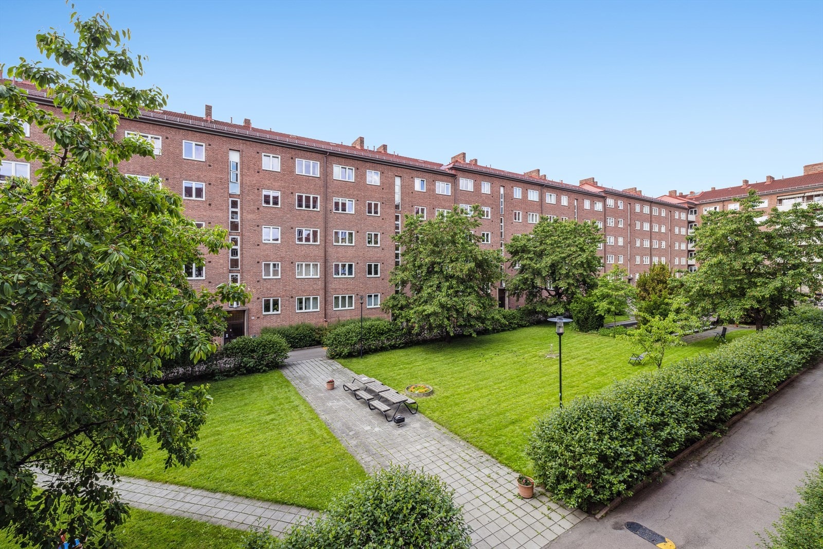 Stor idyllisk bakgård med sitteplasser. Galleribilde