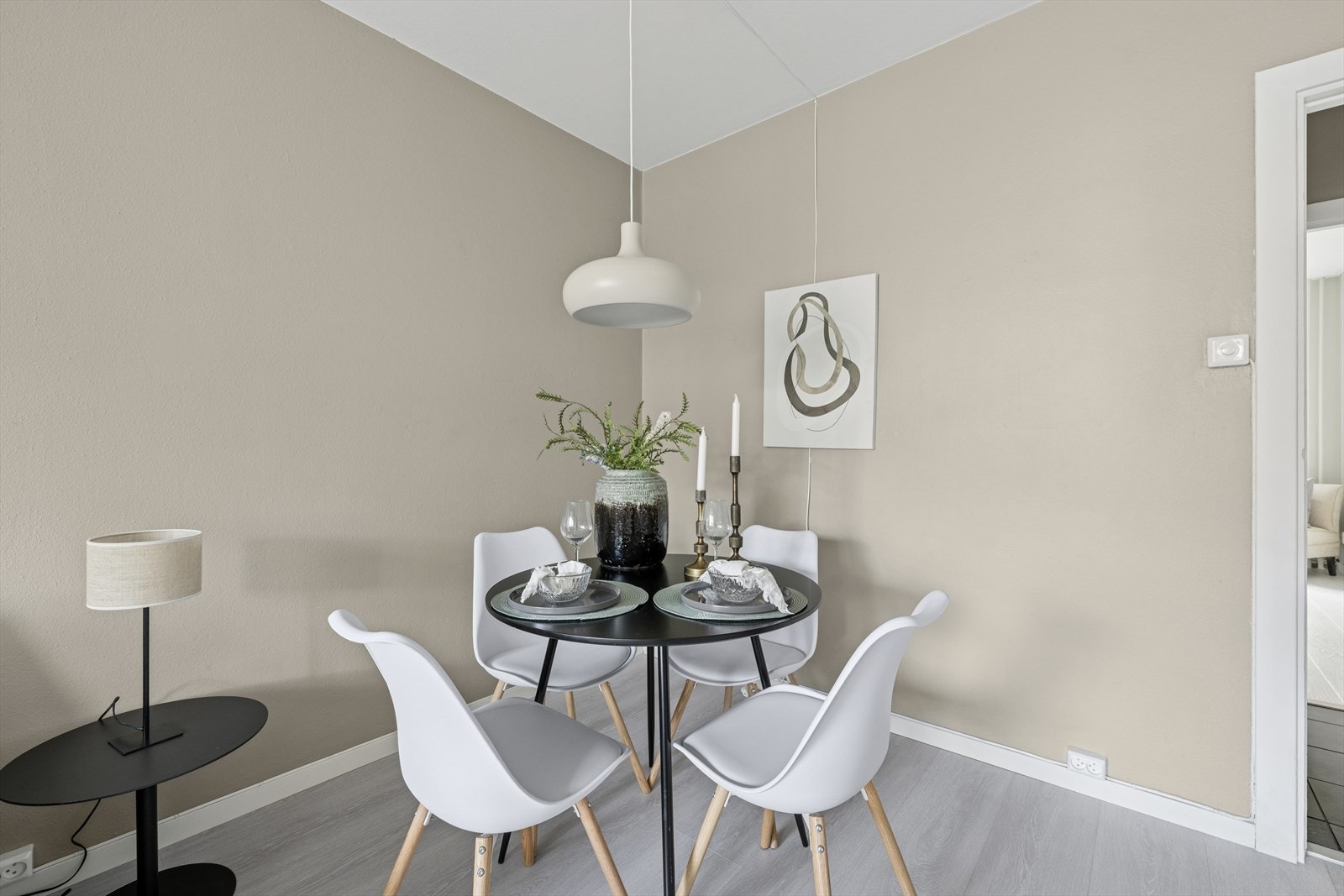 Her kan man invitere venner og familie til hyggelige middagsbesøk rundt spisebordet. Galleribilde