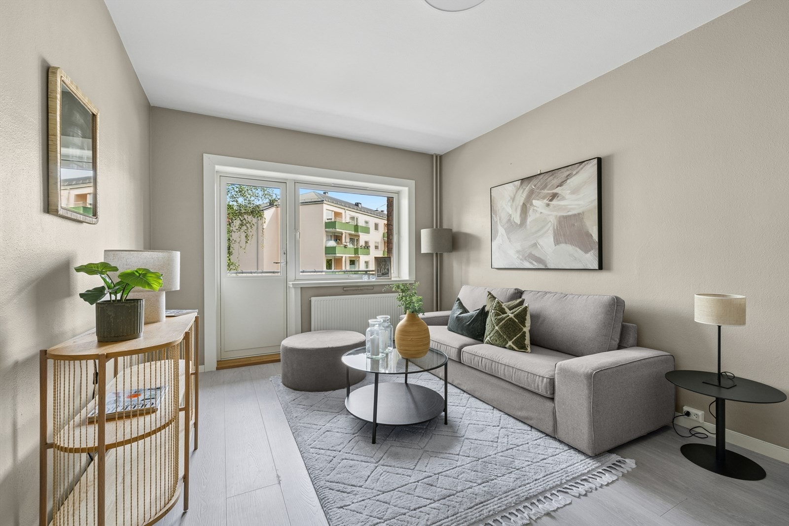 Stuen oppleves svært romslig og er enkel å innrede etter enhver smak Galleribilde