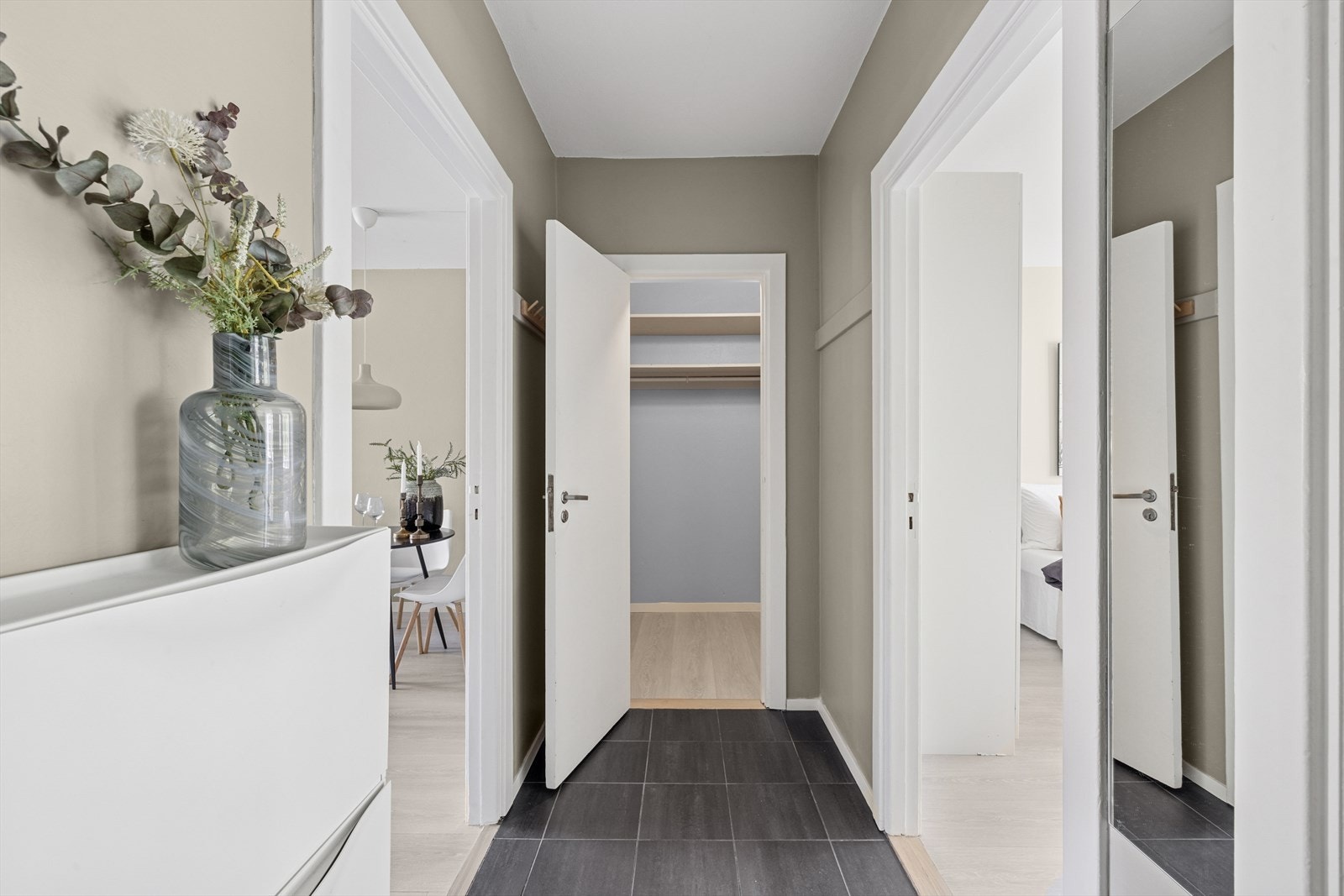 Fra entreen finner du leilighetens Walk-in closet/bod! Galleribilde