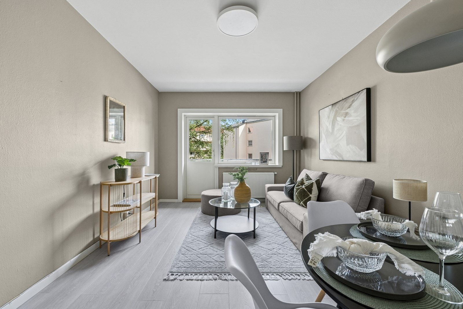 Den gode kombinasjonen av lyse gulv og moderne fargevalg gjør leiligheten lys og luftig, noe som bidrar til en god romfølelse. Galleribilde