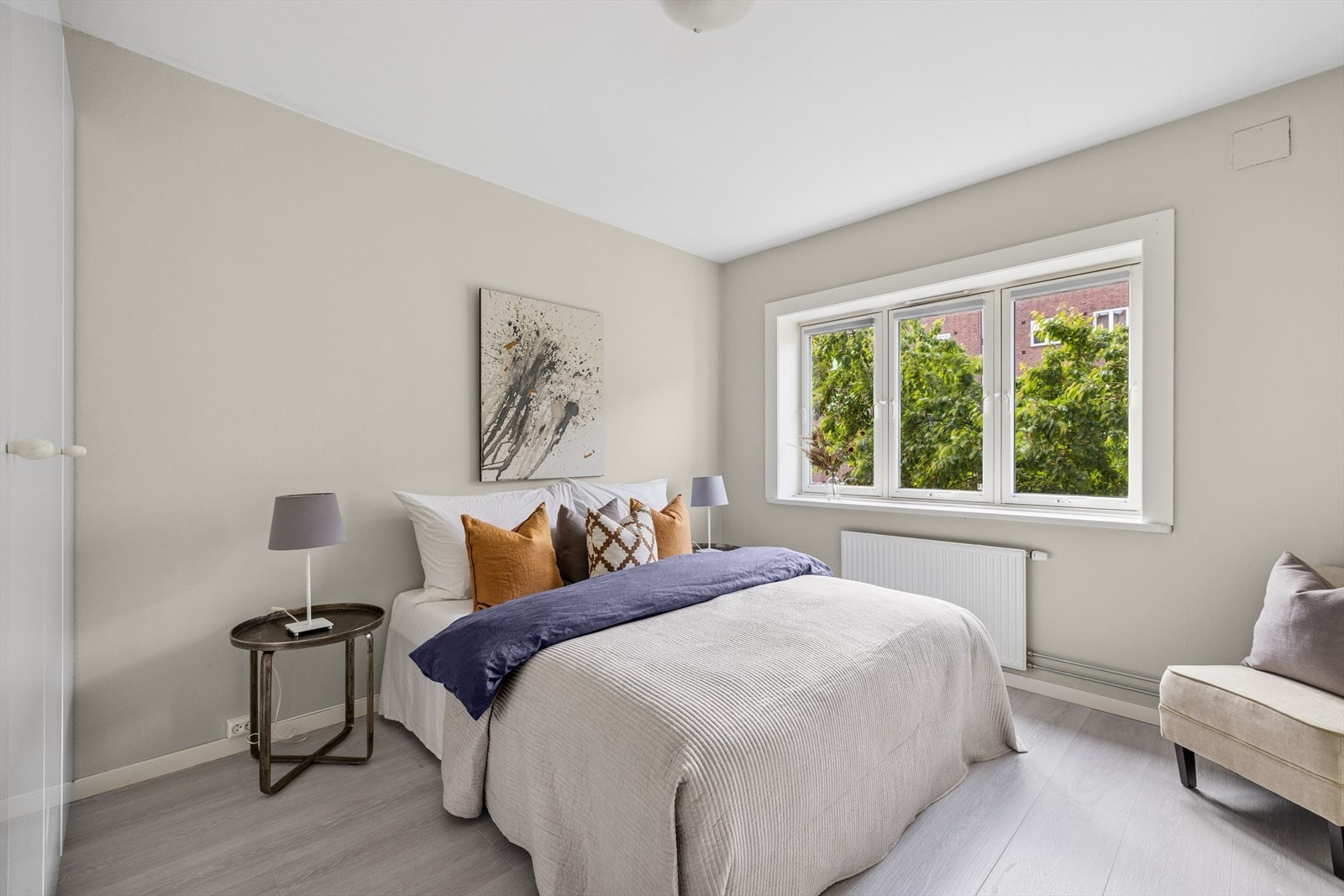 Soverommet er lyst og romslig med store vindusflater Galleribilde