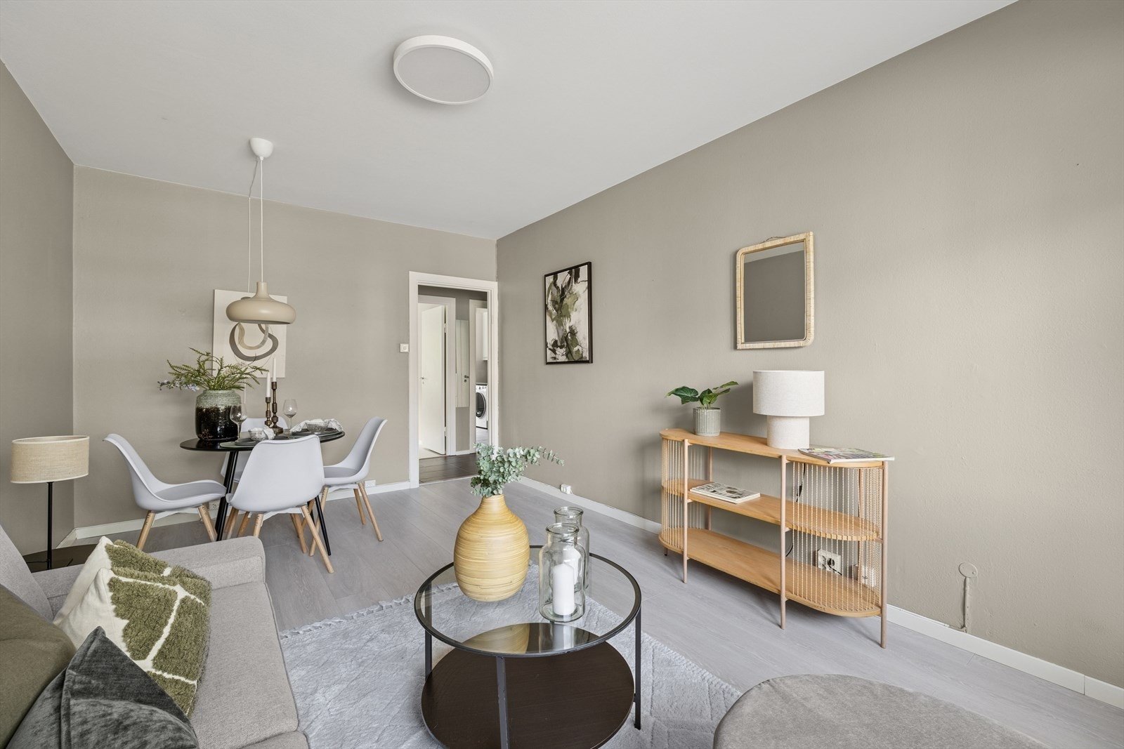 Leiligheten fremstår lys og innbydende med en svært sentral beliggenhet på Sofienberg/Grünerløkka. Galleribilde