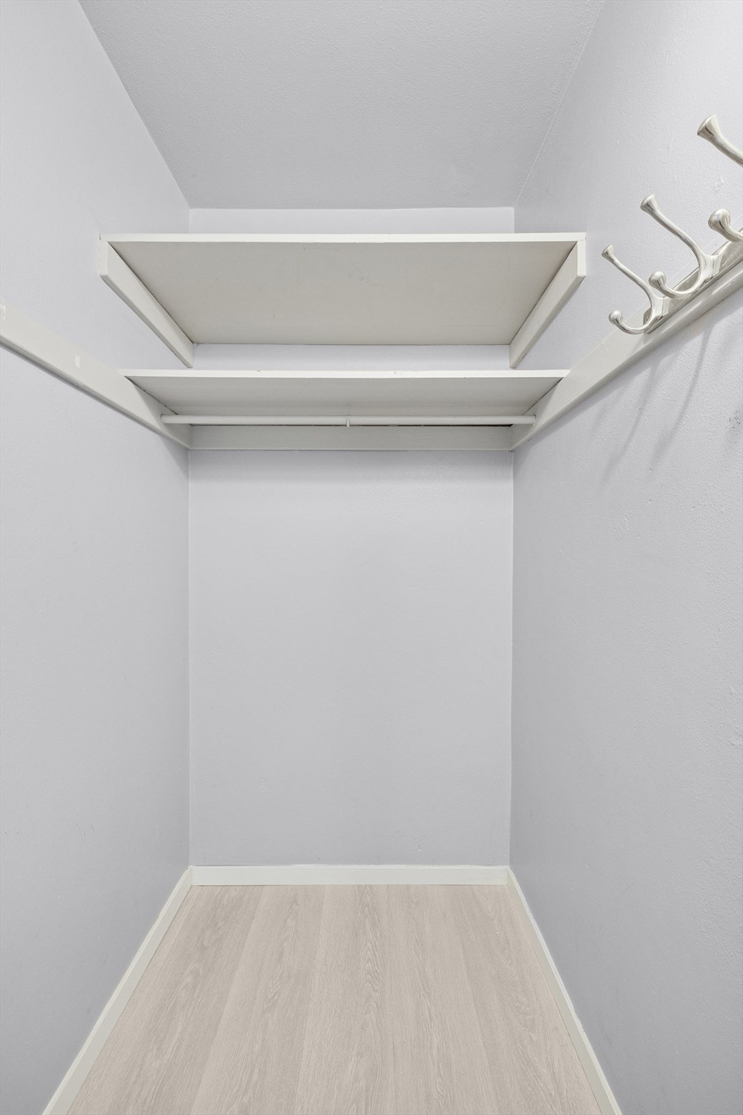 Praktisk innvendig walk-in garderobe Galleribilde