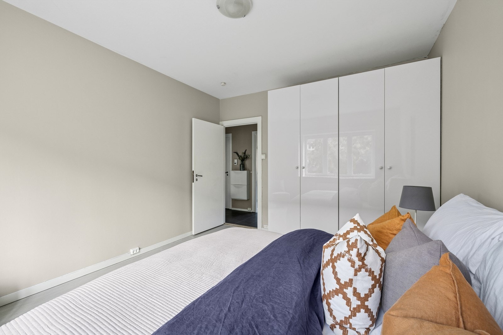 Godt med oppbevaring i medfølgende garderobeskap Galleribilde