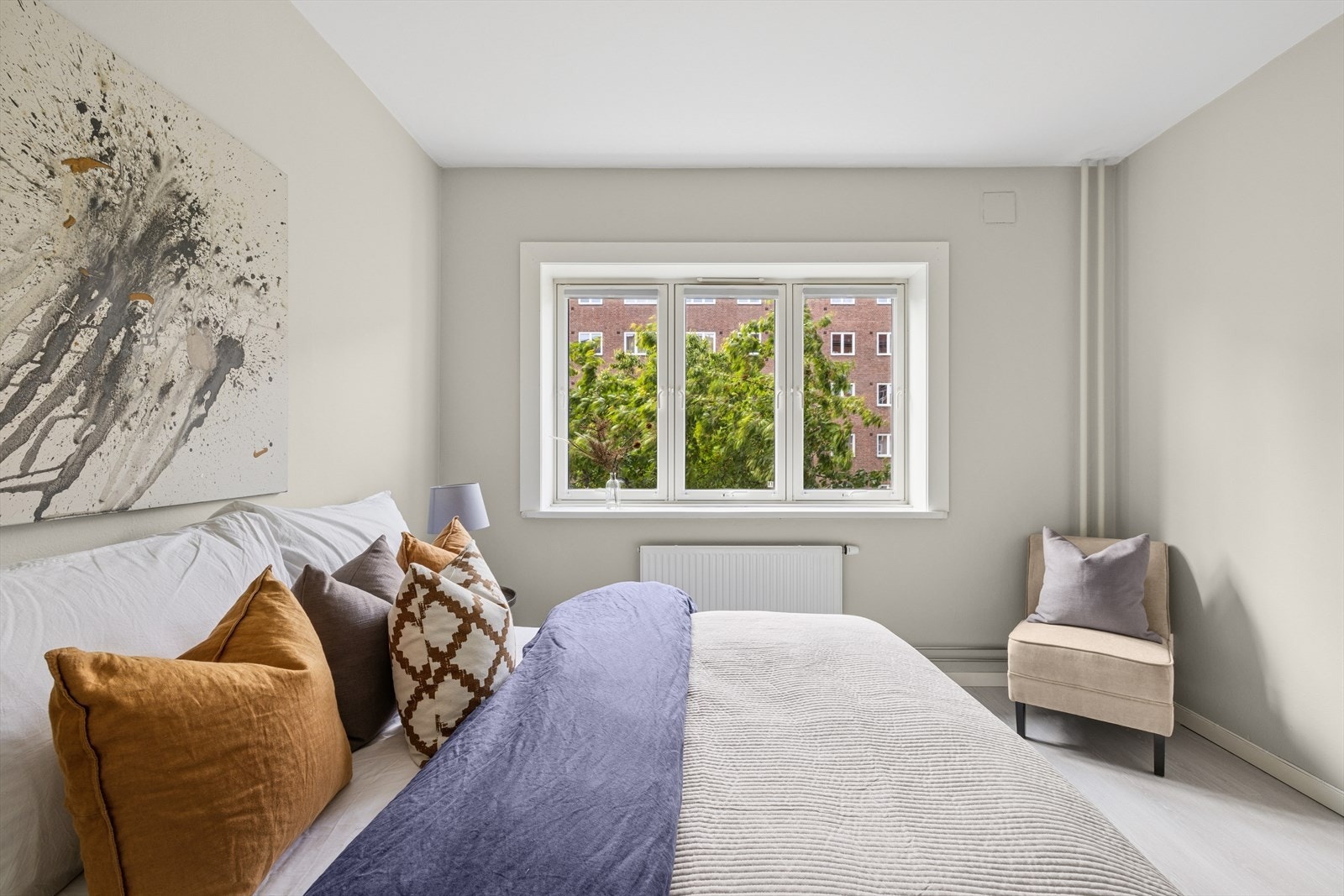 Soverommet er vendt inn mot bakgården og det er stille og rolig hele året Galleribilde