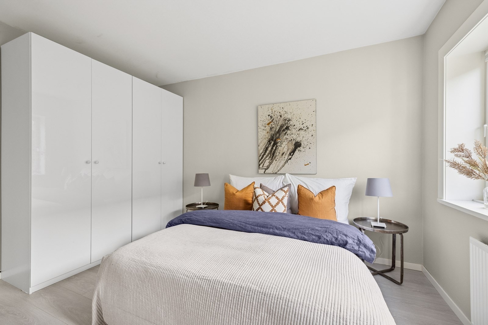 Du har god plass til nattbord og annet ønsket soveromsmøblement Galleribilde