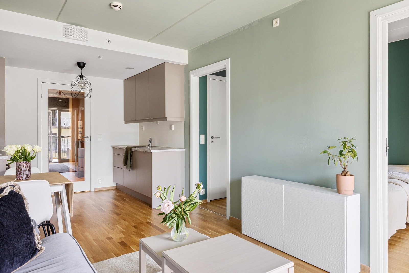 Overflatene er malt i en moderne og behagelig fargetone. Galleribilde