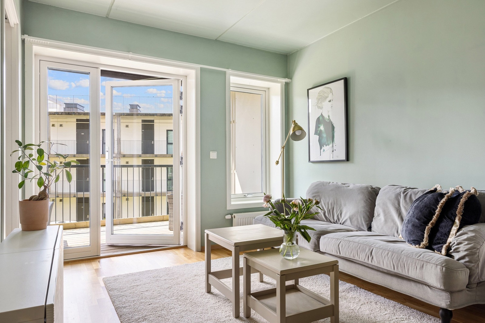 Store vindusflater slipper inn rikelig med naturlig lys. Galleribilde