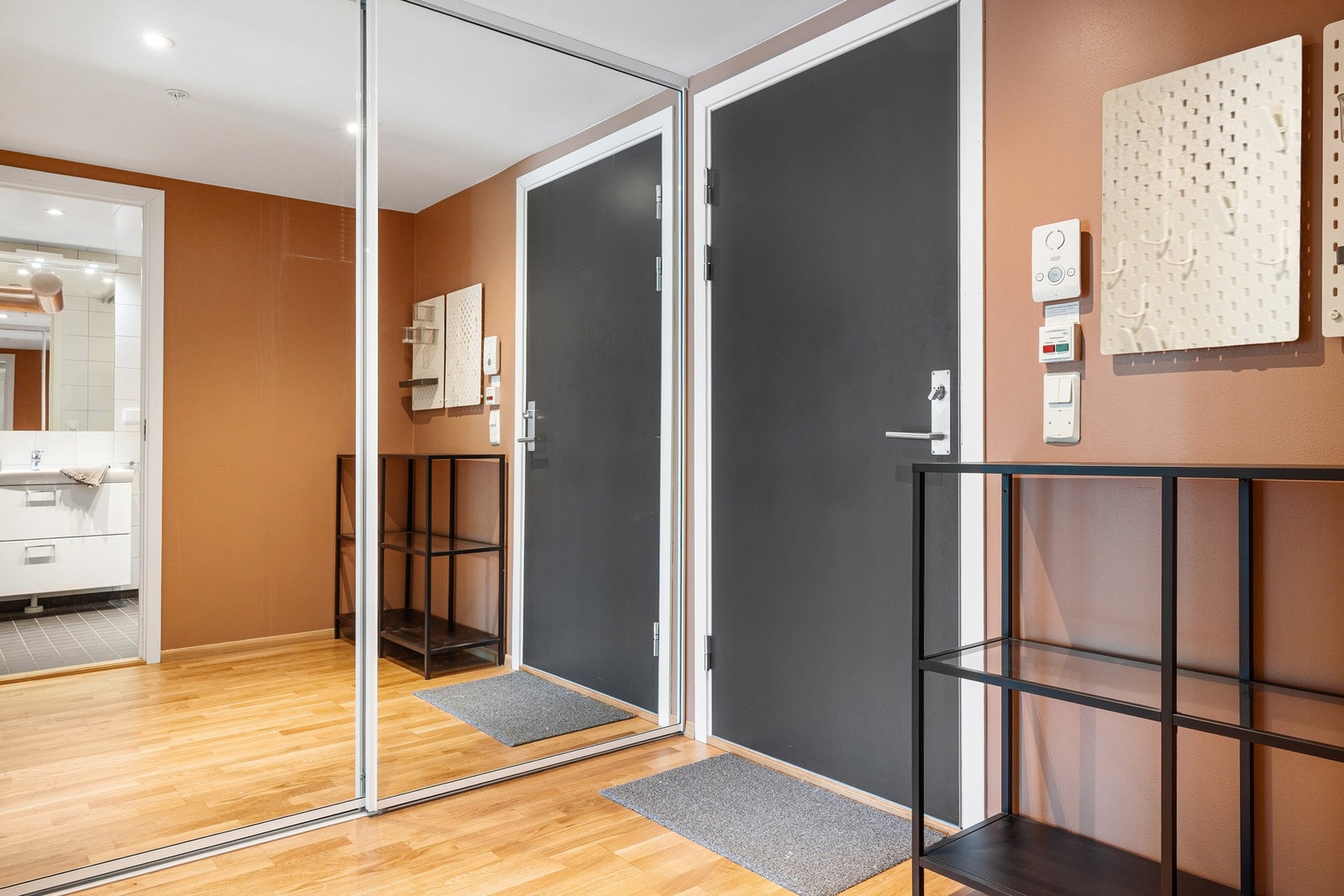 Romslig entré med skyvedørsgarderobe. Galleribilde