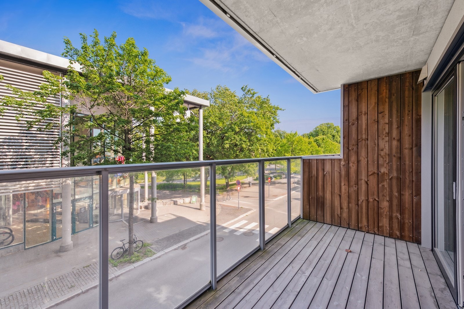 Fra stuen er det adkomst til en overbygget balkong orientert mot øst. Galleribilde