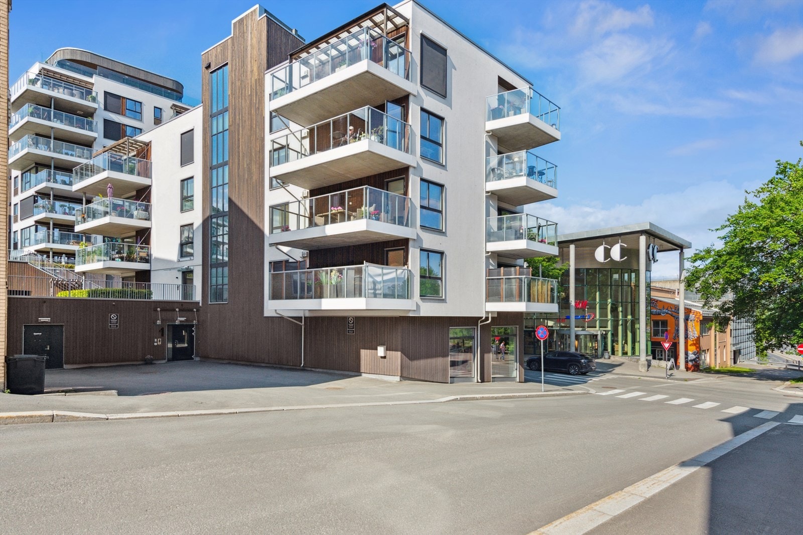 Eiendommen har sentral beliggenhet med kort avstand til alle byens fasiliteter. Det er også kort avstand til skoler, barnehage og NTNU. Galleribilde