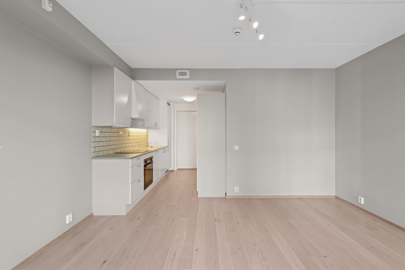 Kjøkken i åpen løsning gir deg mulighet til å være sosial også under kokkeleringen. Galleribilde