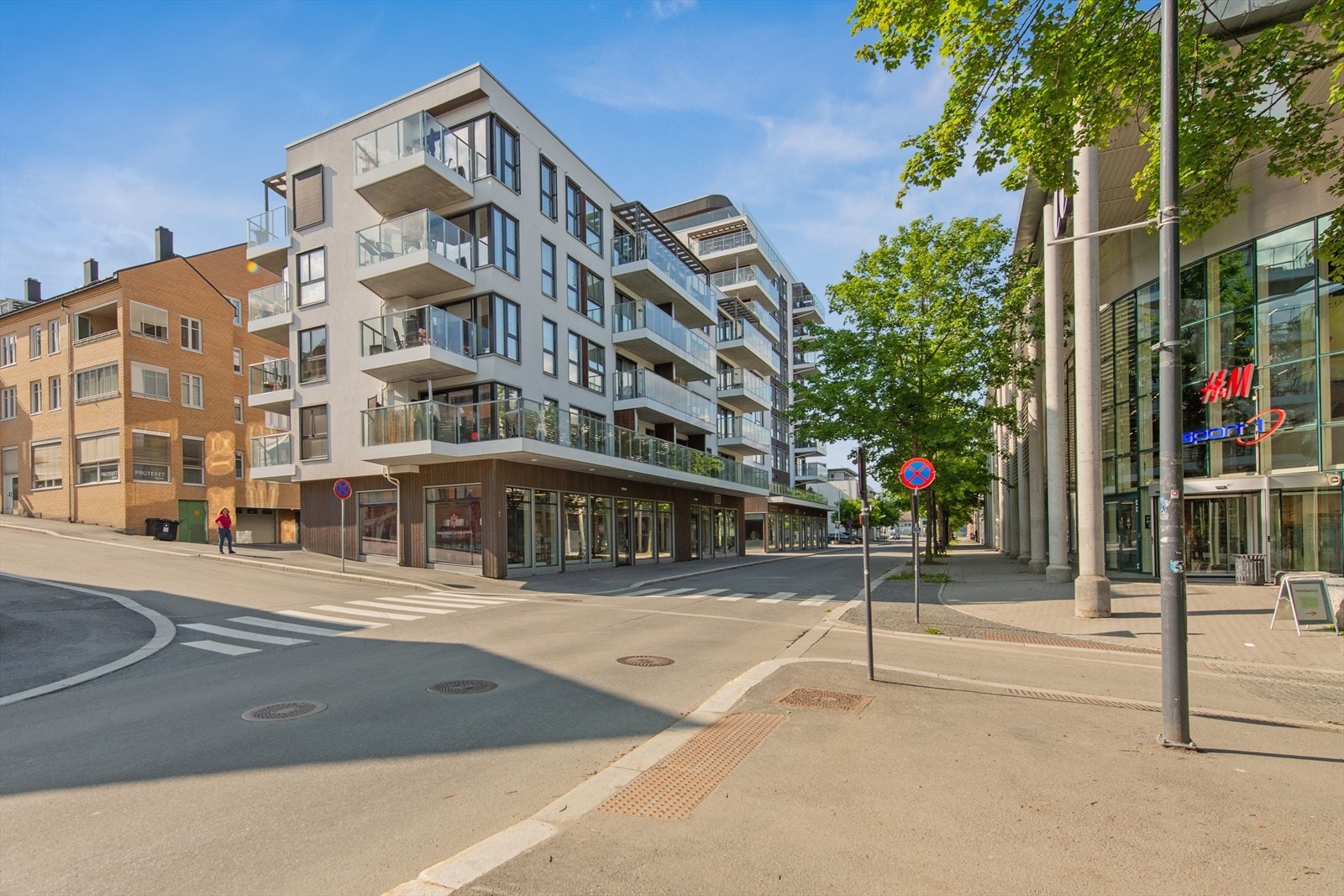 Det er umiddelbar nærhet til Gjøvik sentrum som har et rikt shoppingtilbud både i gågaten og på
kjøpesentret CC Martn, i tillegg til uteliv og restaurantliv. Galleribilde