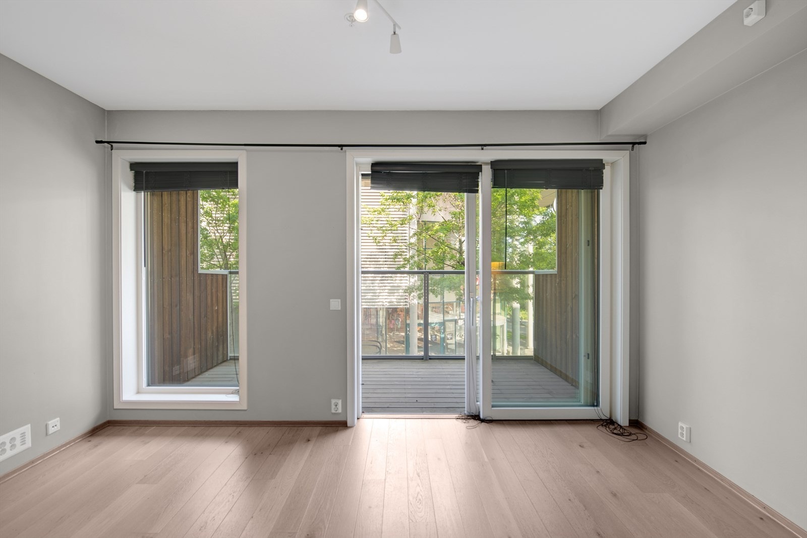 Leiligheten oppleves lys og luftig med tidsriktige fargevalg på veggene og parkett på gulv. Galleribilde