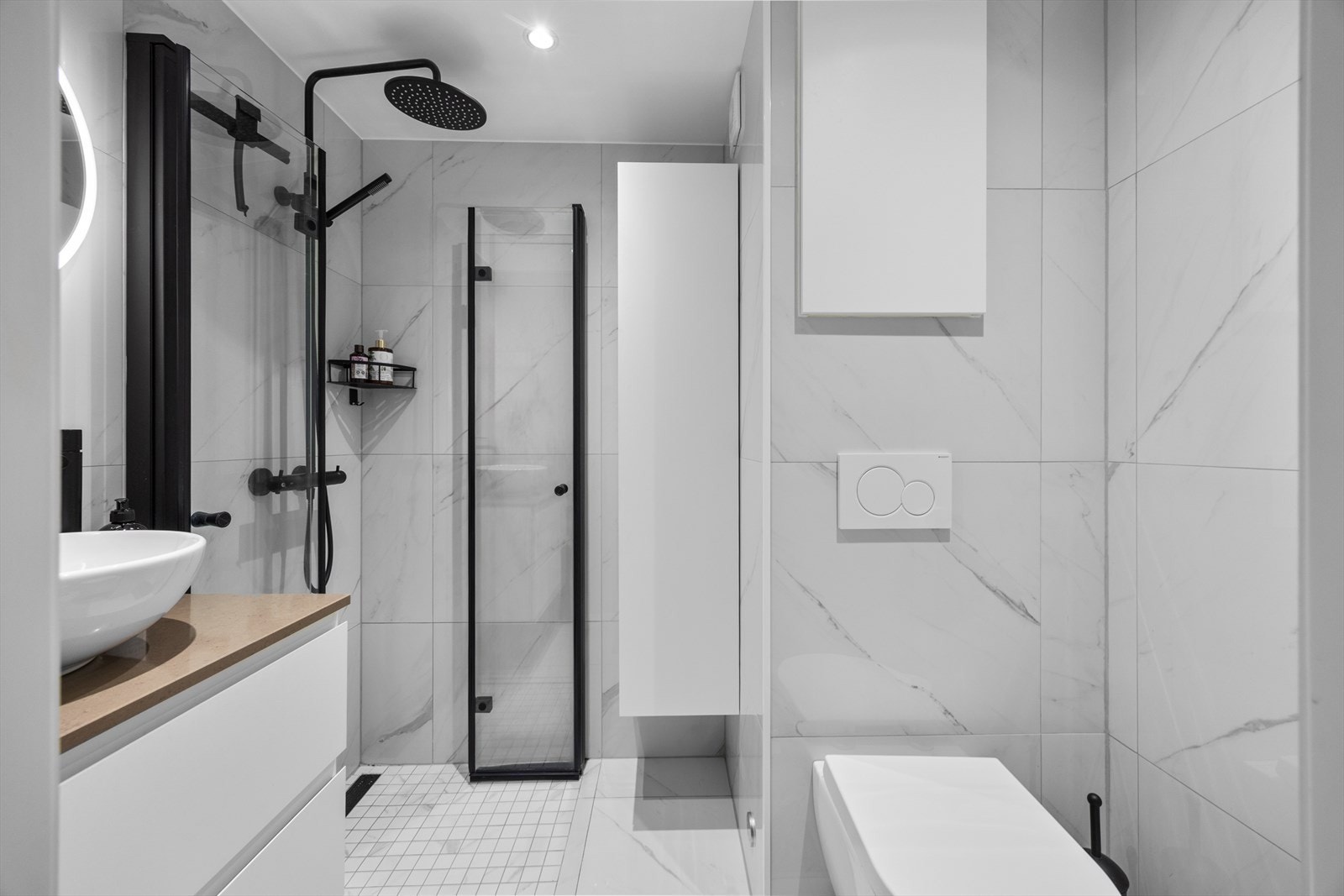 Lekkert flislagt bad pusset opp i 2022 med lyse store fliser på gulv og vegger. Galleribilde