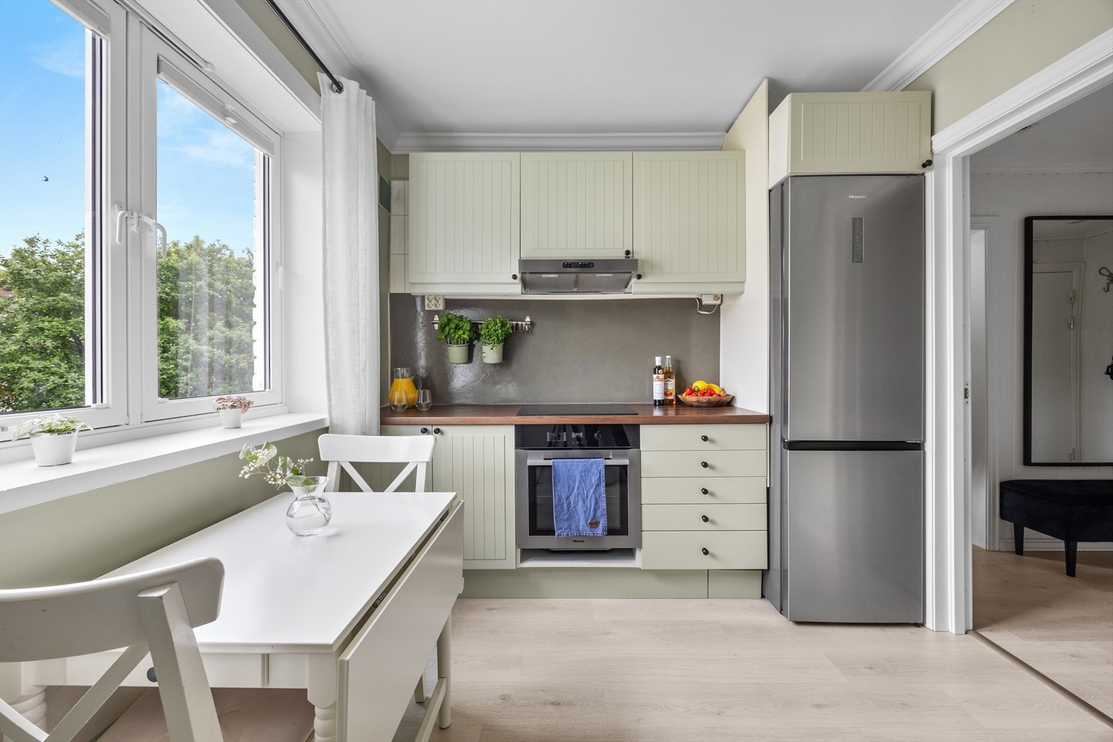 Stekeovn, platetopp og oppvaskmaskin er integrert i innredningen og opplegg for vaskemaskin. Galleribilde