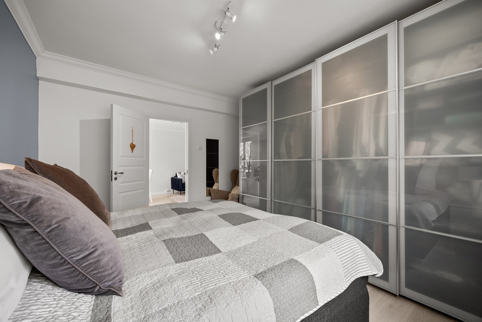 Praktisk og stor skyvedørsgarderobe medfølger, hvor man enkelt kan skape system og orden. Galleribilde