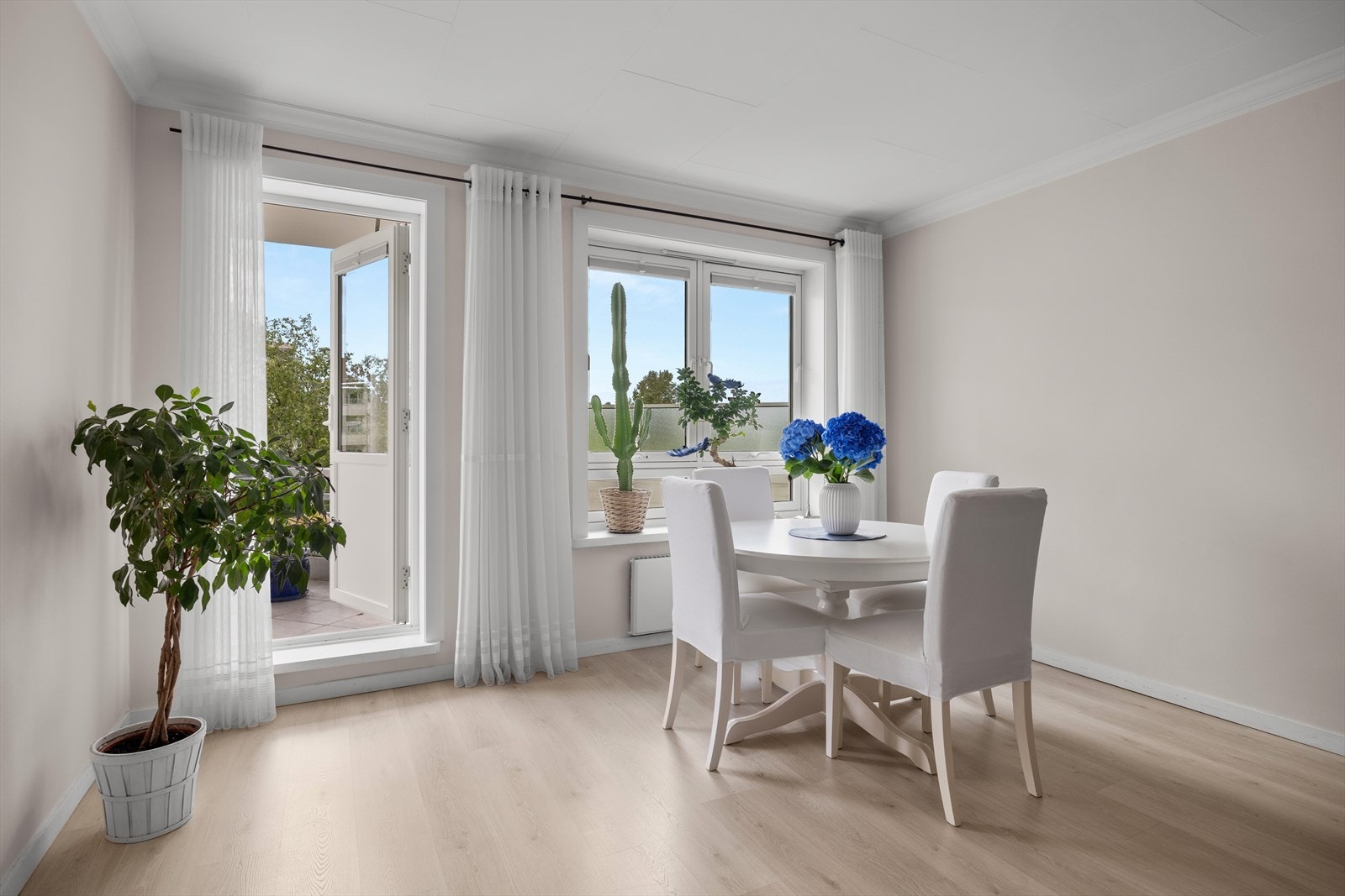 Fra stuen er det utgang til en stor balkong på 9 kvm. Galleribilde