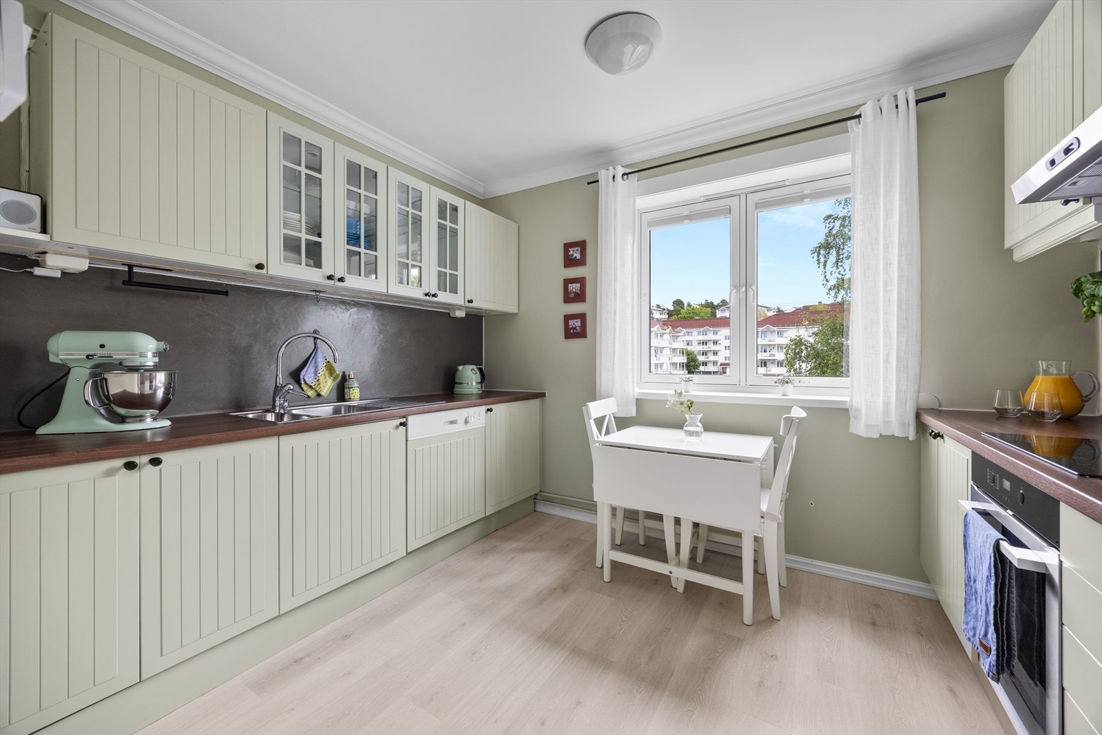 Kjøkkenet ligger adskilt fra stuen og har en praktisk utforming med mye benke- og skapplass. Galleribilde