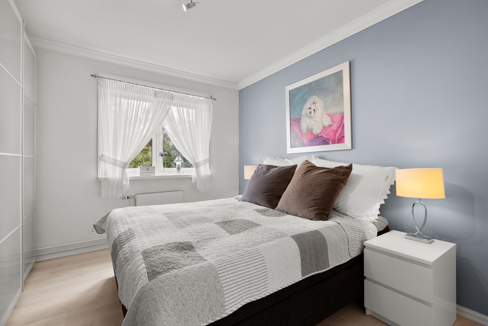 Boligen har to gode soverom med plass til seng og tilhørende møblement. Hovedsoverommet har et stort vindu som gir godt med naturlig lys. Galleribilde