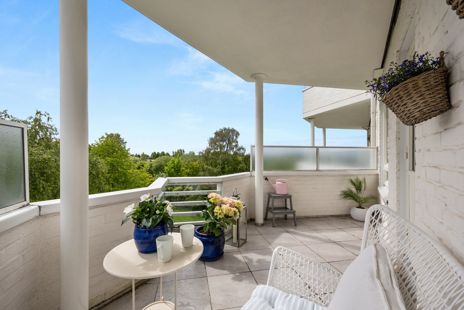 På balkongen er det god plass til å sette ut hagemøbler og lage til en hyggelig oase. Galleribilde