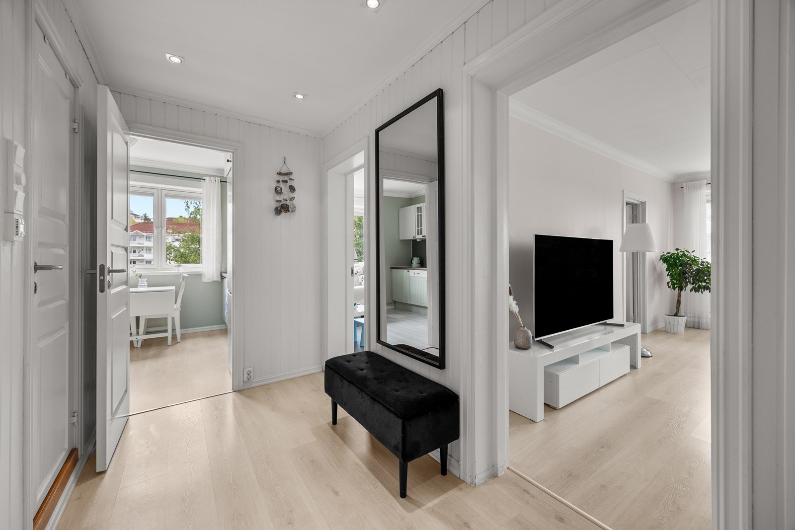 Innenfor døren møtes du av en lys entré med god plass til å sette fra deg sko og henge fra seg yttertøy. Galleribilde