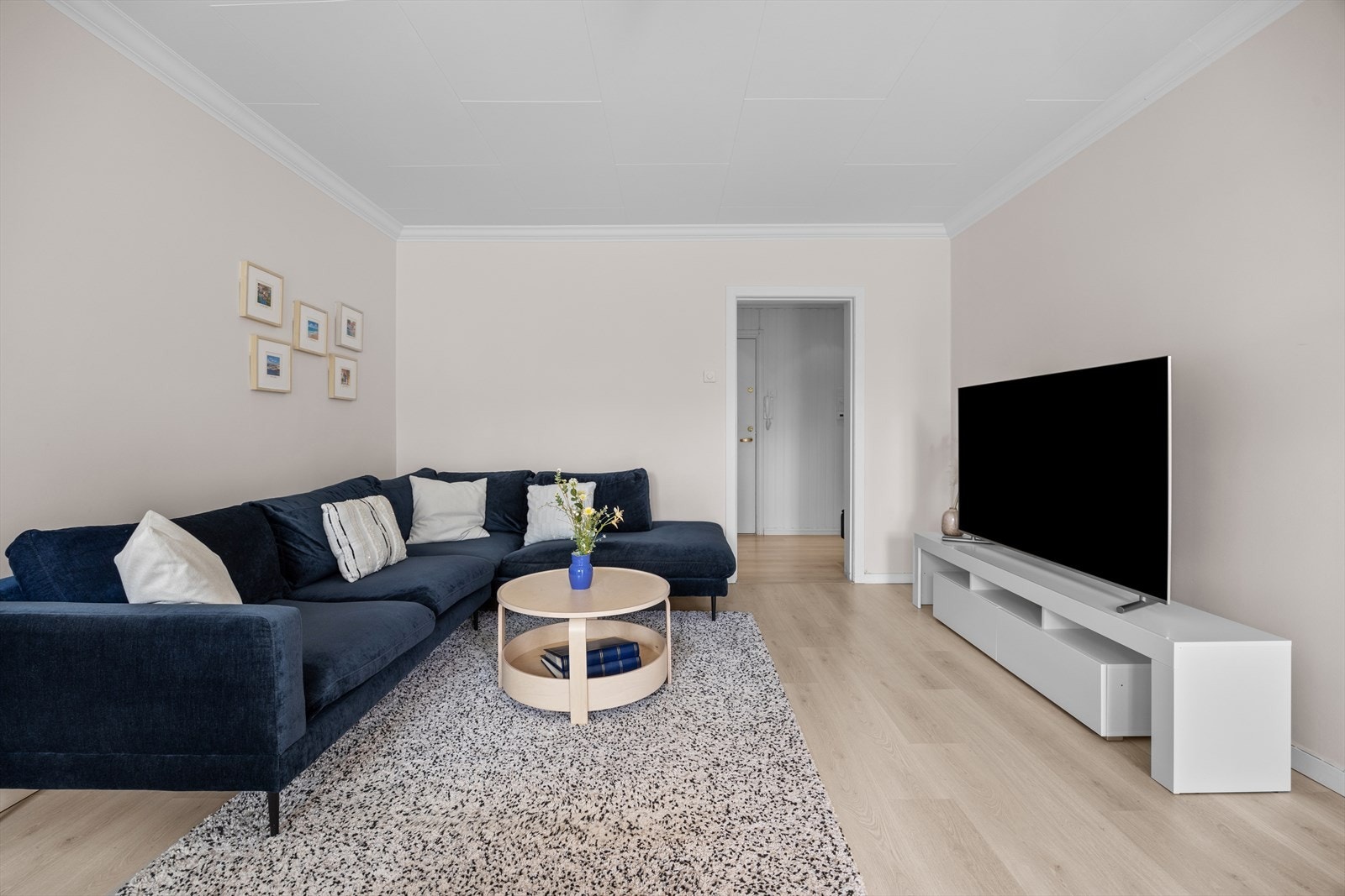 Stuen har en god utforming slik at man enkelt kan møblere etter eget behov. Galleribilde