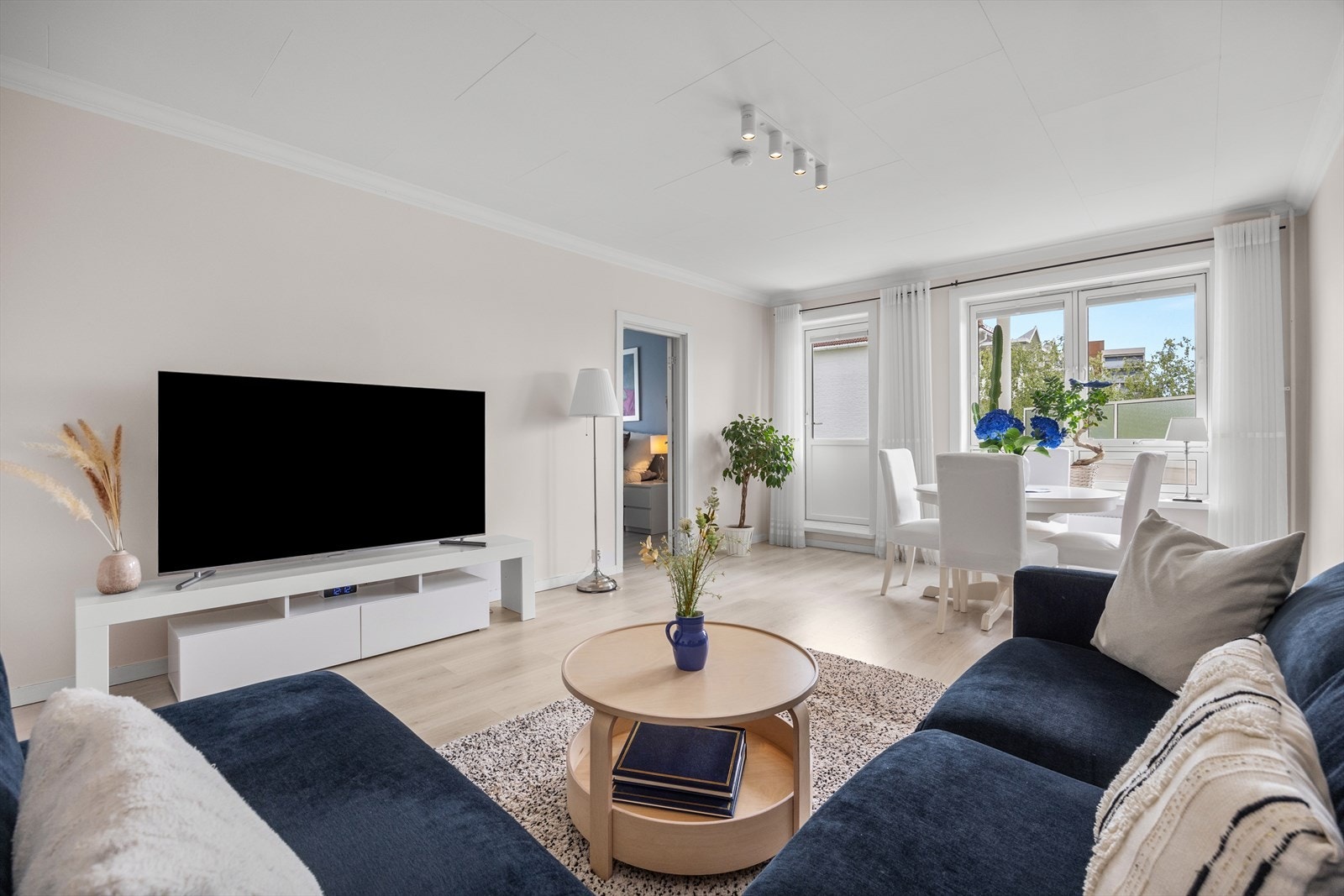 Lys og fin stue med god plass til både en sofagruppe og tilhørende TV-møblement. Galleribilde