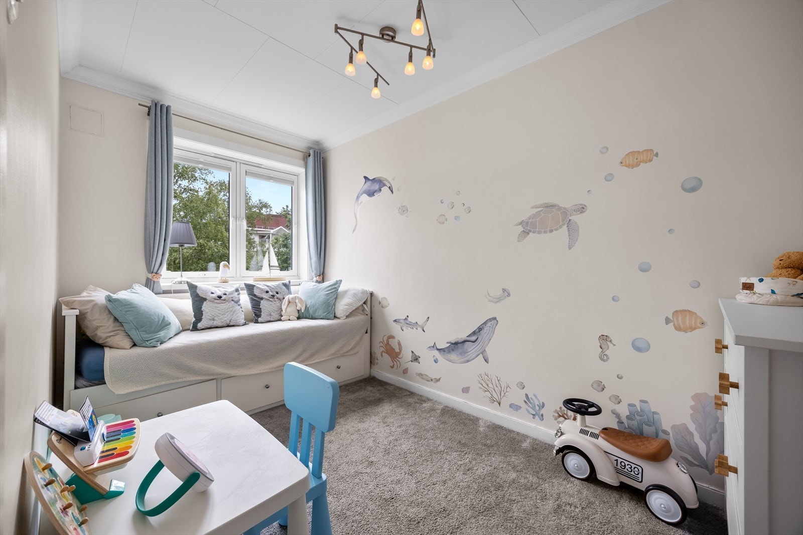 Soverom II gjør seg godt som barnerom, gjesterom eller kontor. Begge soverom vender mot rolige omgivelser. Galleribilde