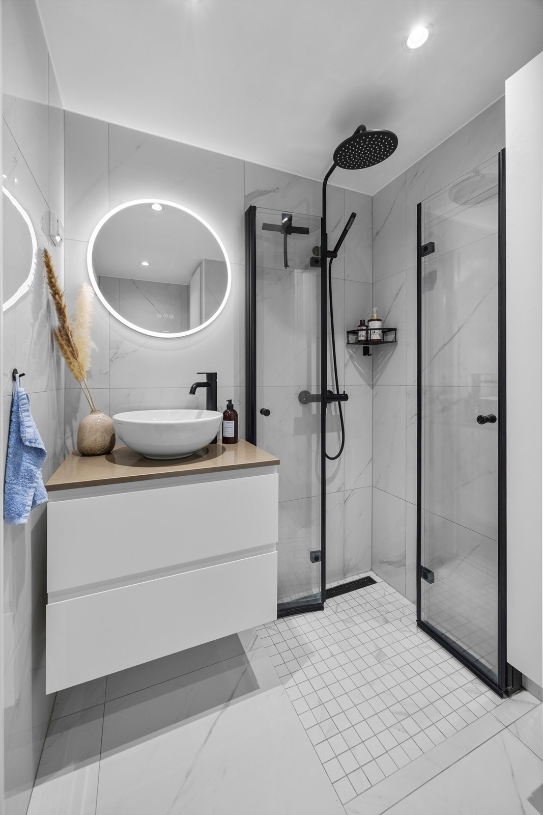 Baderommet er delikat med varmekabler i gulv og downlights i himling. Stilren baderomsinnredning med lekre detaljer. Galleribilde