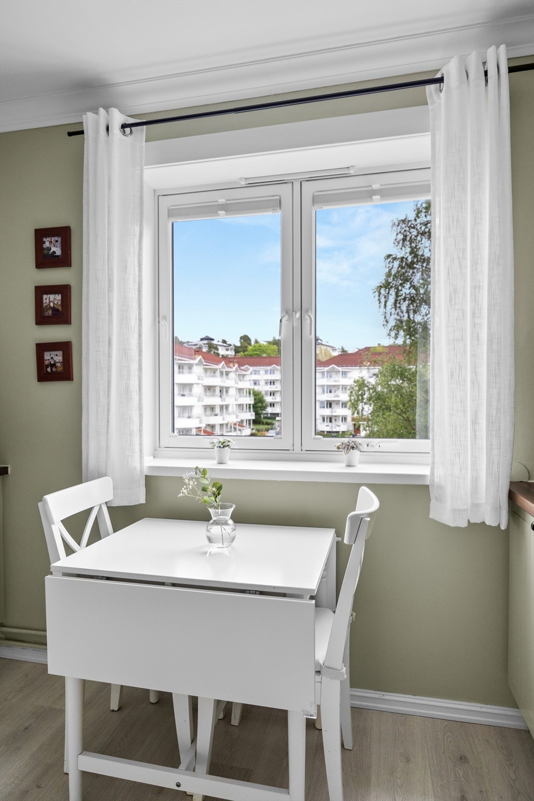 Det er gode muligheter for å etablere en hyggelig spisegruppe på kjøkkenet, hvor det er et koselig utsyn til borettslagets grønne fellesområder. Galleribilde