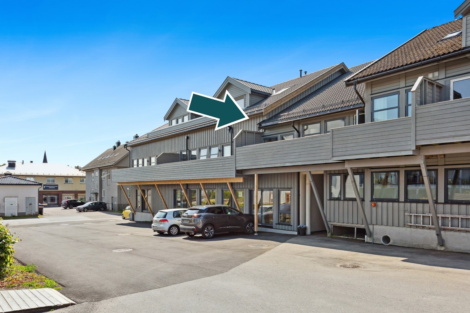 Leiligheten ligger i andre etasje med gangavstand til Stokke sentrum - alle vinduer og terrassedøren ble skiftet i 2023! Galleribilde
